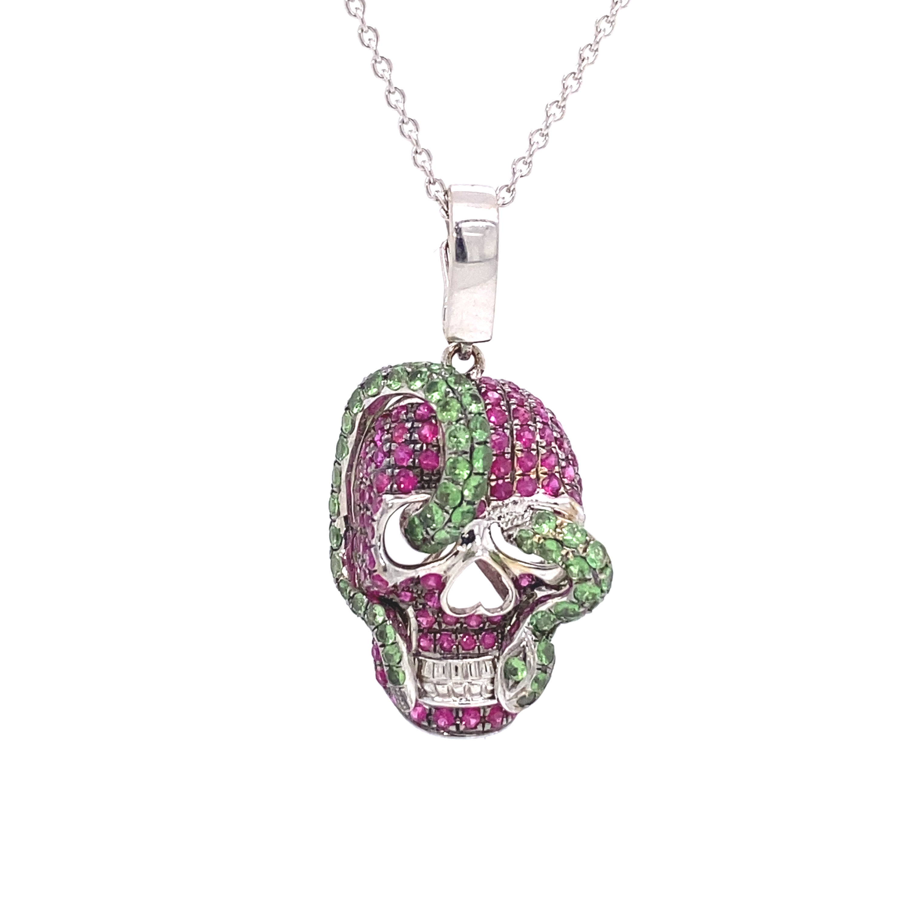 18K White Gold Skull with Olive Green Peridot total 1.30ct. & Fancy Pink Sapphire total 2.00ct. Open back hinge makes it possble to also hang on pearl strands 🤩