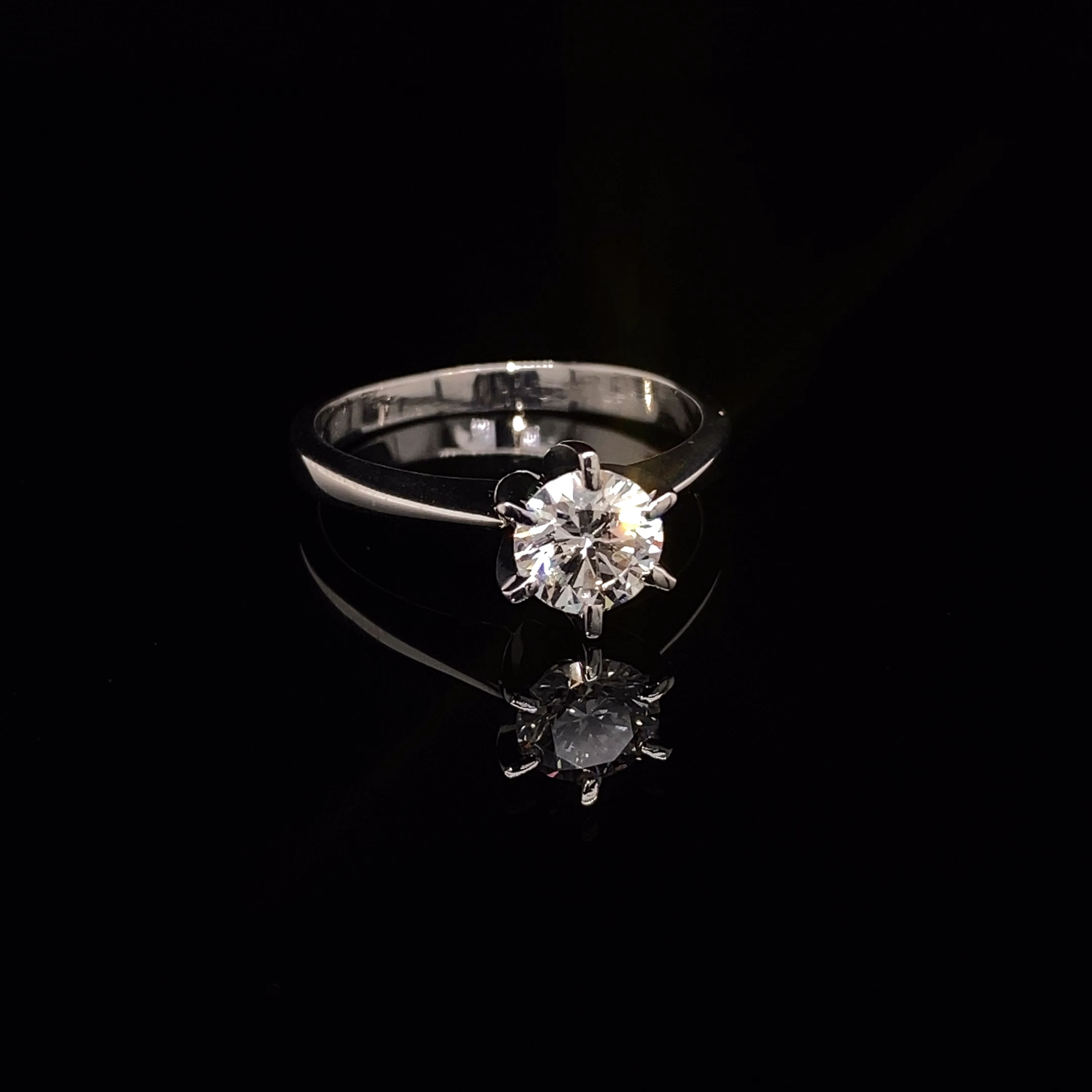 18K Solitaire engagement ring 0.75ct.
