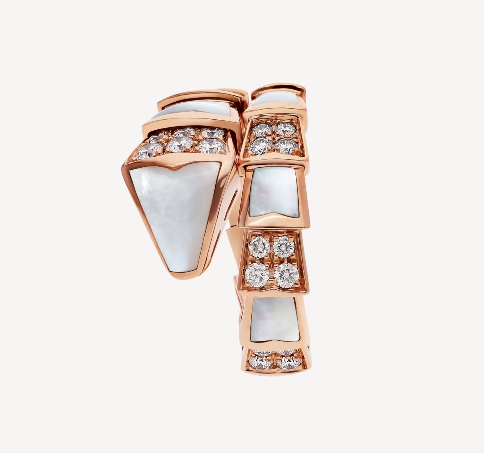 Serpenti Viper one-coil ring in 18 kt rose gold, set with mother-of-pearl elements and pavé diamonds.