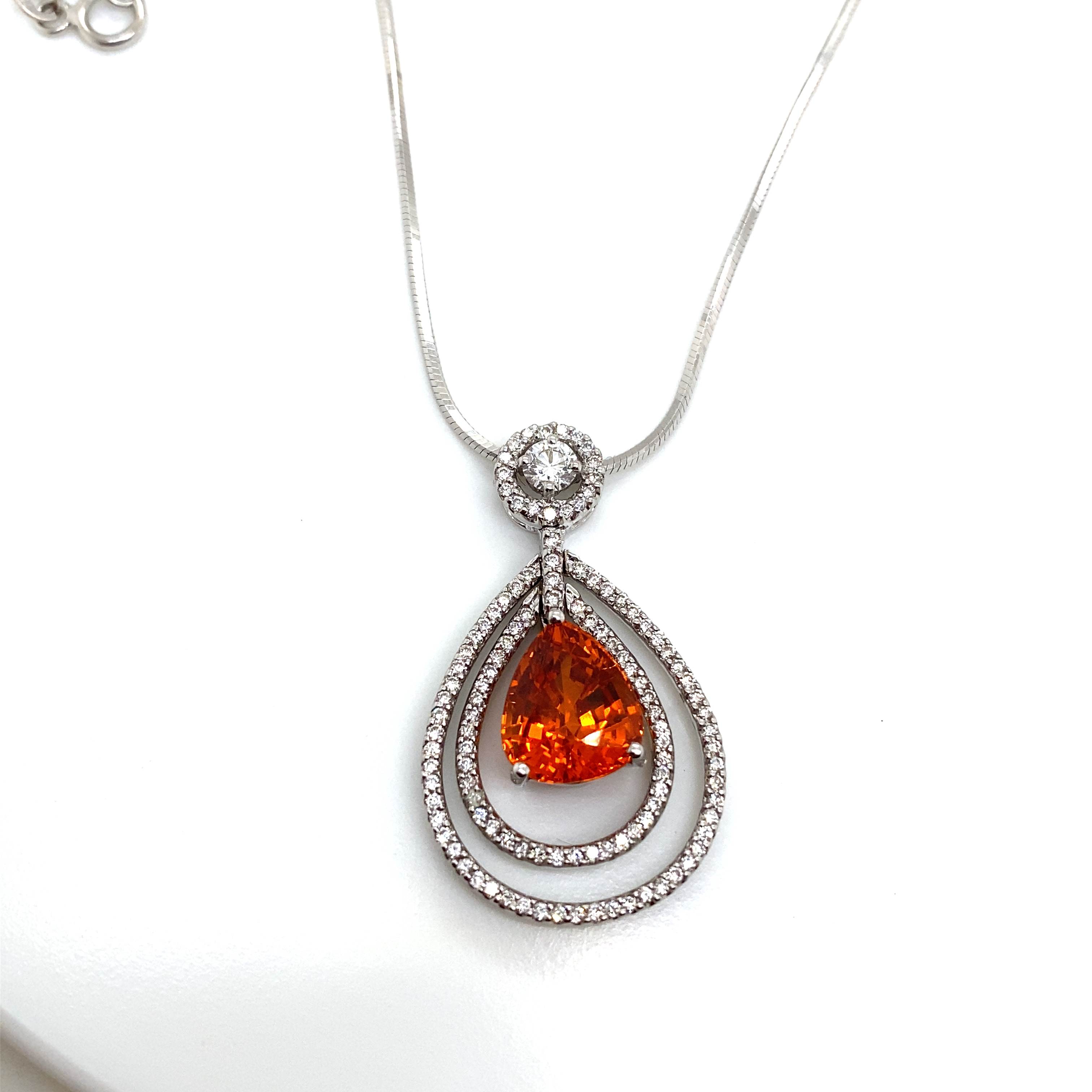 18K hvitt gull anheng - diamanter & Orange Spessarite Garnet