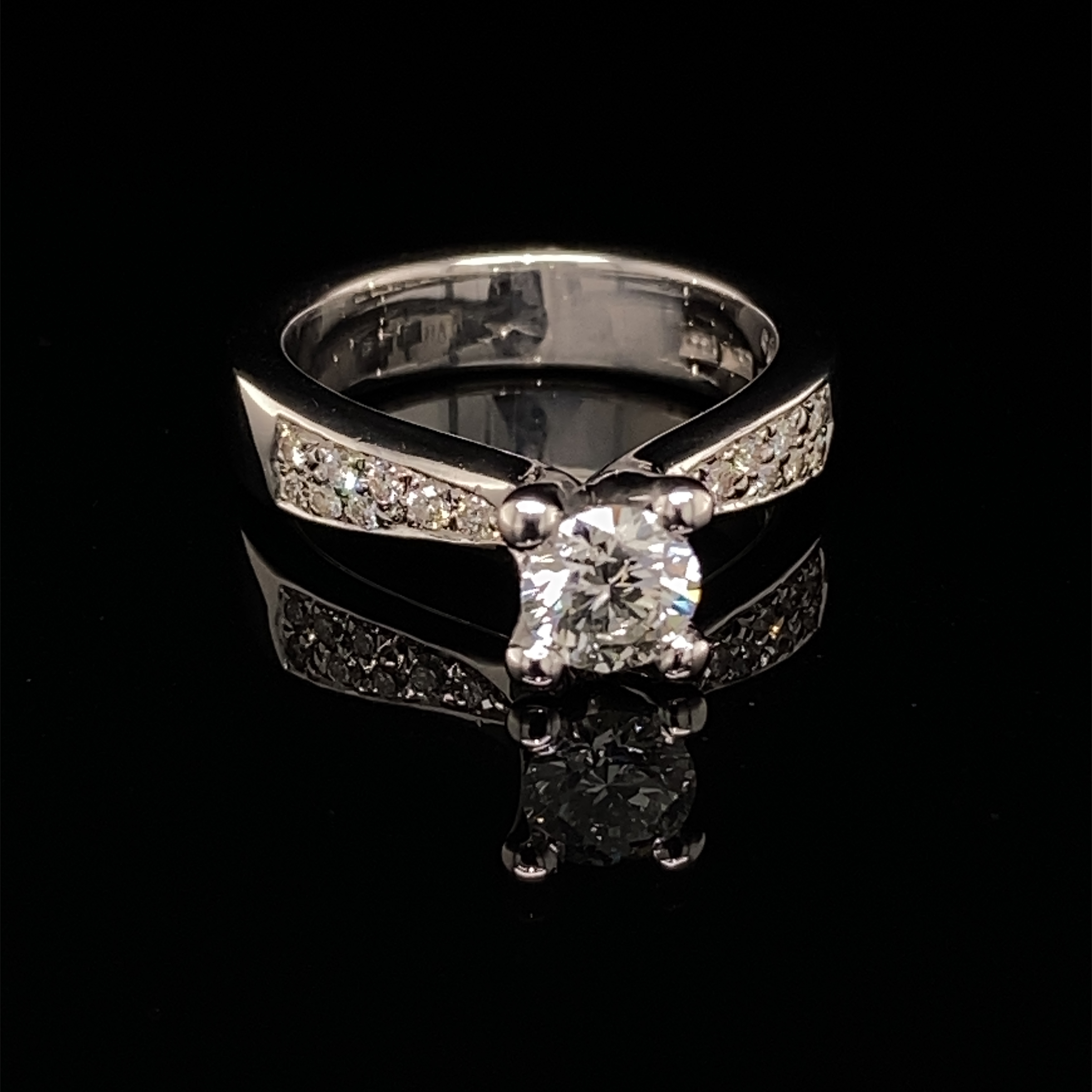 18K wh.gold bespoke diamond ring - HRD Certified 0.66ct.+0.18ct. TW (G) - Flawless 